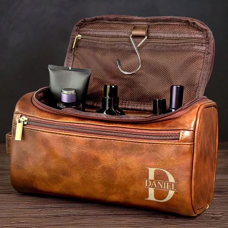 Individuell gravierte Kulturtasche aus Leder – Personalisiertes Geburtstagsgeschenk für Papa, Bruder, Opa, Ehemann – Für den Mann, der immer unterwegs ist